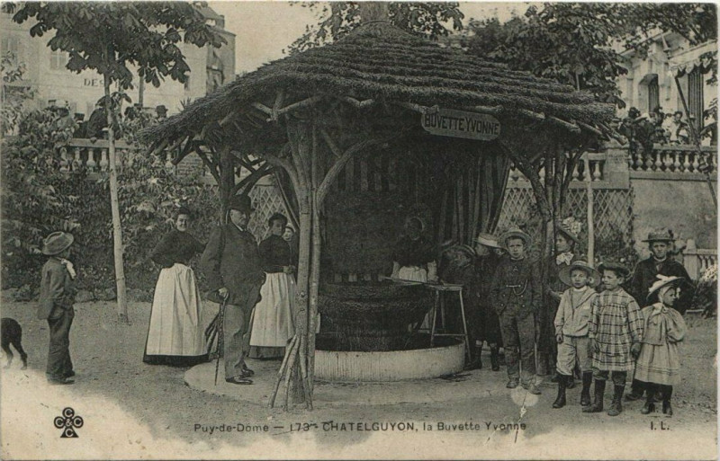 Carte postale ancienne Chatelguyon Buvette