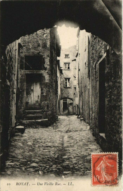 Carte postale ancienne Royat Une Rue Vieille à Royat
