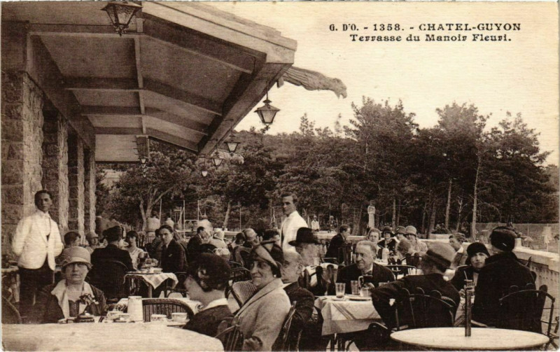 Carte postale ancienne Chatel-Guyon - Terasse du Manoir Fleuri à Châtel-Guyon