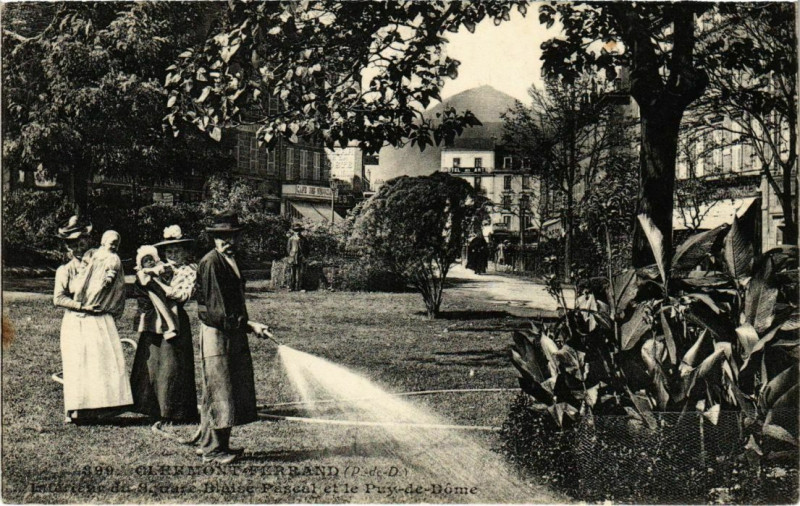 Carte postale ancienne Clermont-Ferrand - Dans le Parc à Clermont-Ferrand