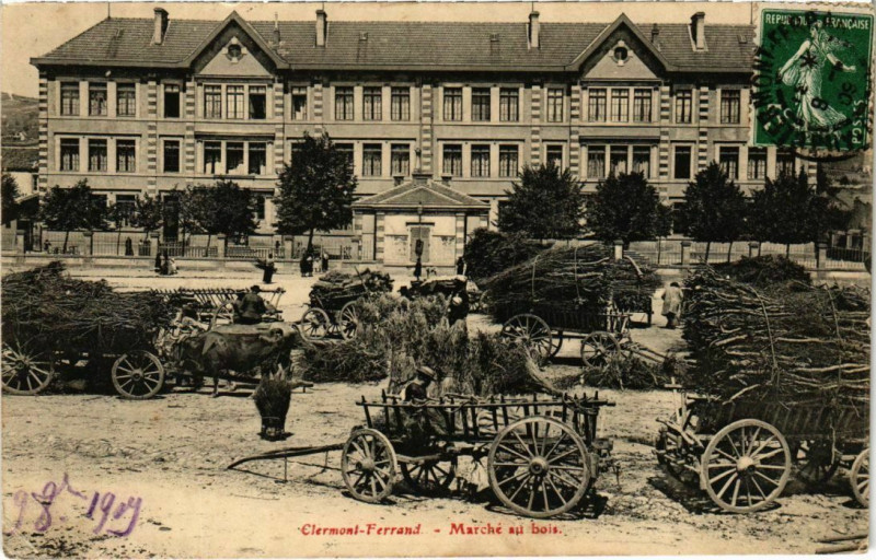 Carte postale ancienne Clermont-Ferrand - Marché au bois à Clermont-Ferrand