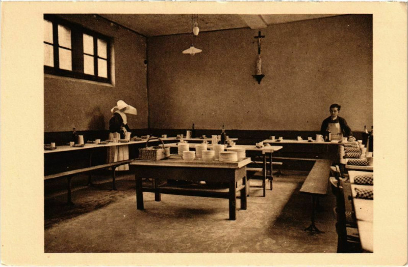 Carte postale ancienne Clermont-Ferrand - Inst. Des Jeunes Aveugles refectoire à Clermont-Ferrand
