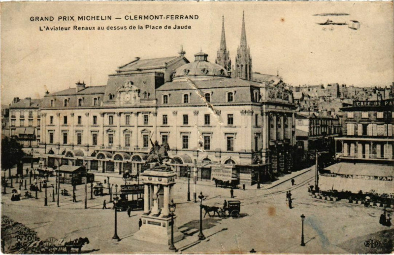 Carte postale ancienne Clermont-Ferrand - Aviateur Renaux au dessus de la Place de Jaude à Clermont-Ferrand