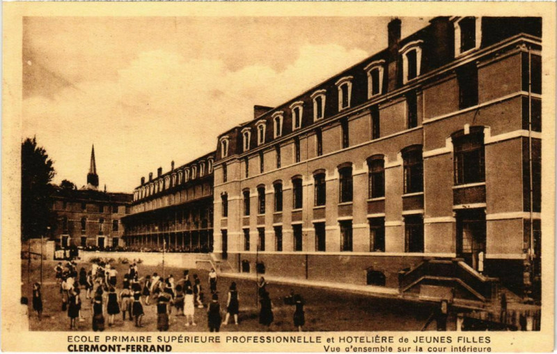 Carte postale ancienne Ecole de Jeunes Filles - Clermont-Ferrand - Vue d'ensemble à Clermont-Ferrand