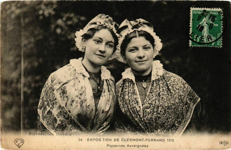 Carte postale ancienne Expo de Clermont-Ferrand 1910 - Paysannes Auvegnates à Clermont-Ferrand