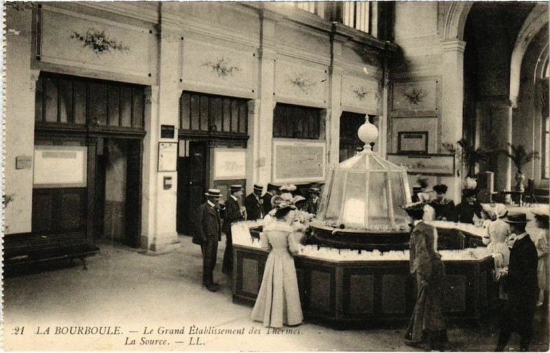 Carte postale ancienne La Bourboule - Grand Etabl. des THERMes - la Source à La Bourboule