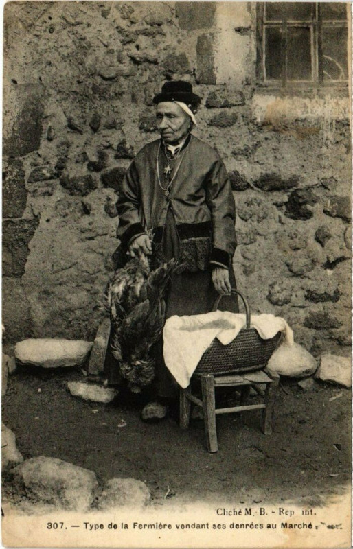 Carte postale ancienne Auvergne - Type de la Fermiere vendant ses denrées au Marché