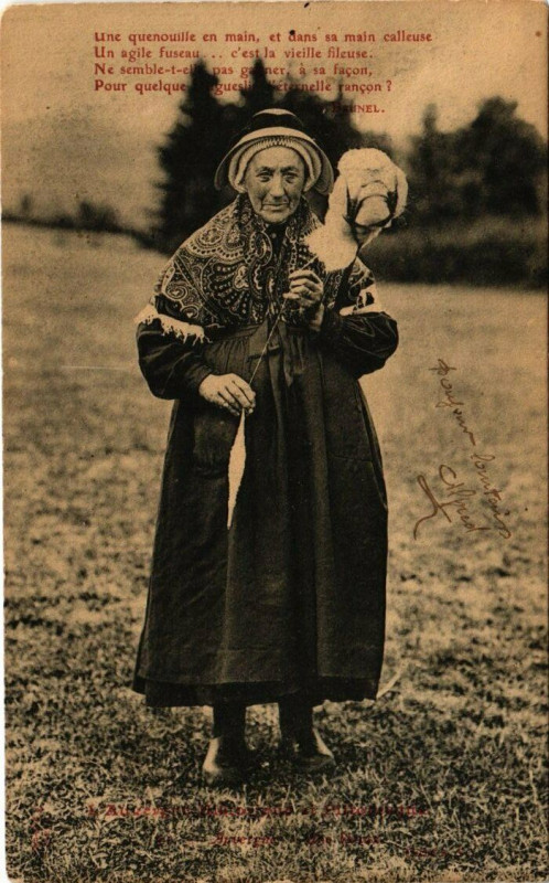 Carte postale ancienne Auvergne - Une Fileuse