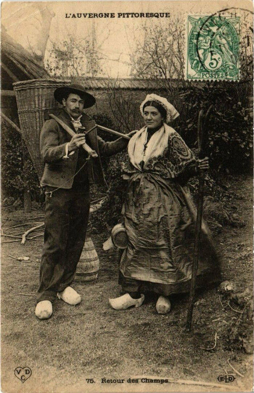 Carte postale ancienne L'Auvergne Pittoresque - Retour des Champs à Champs