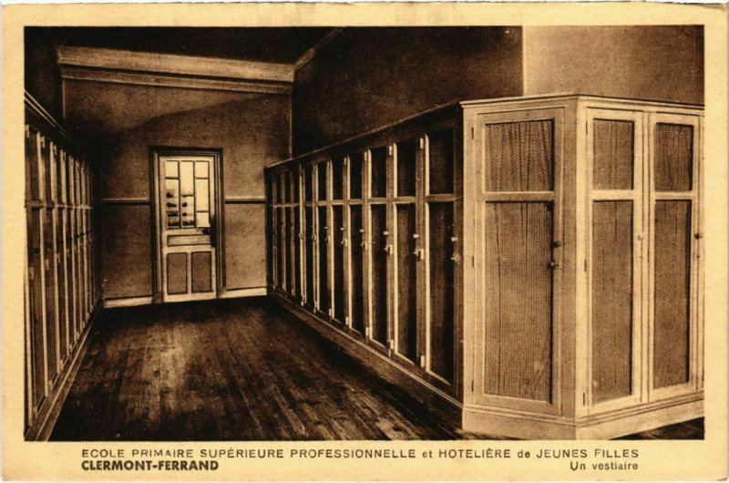 Carte postale ancienne Ecole de Jeunes Filles - Clermont-Ferrand - Un Vestiaire à Clermont-Ferrand