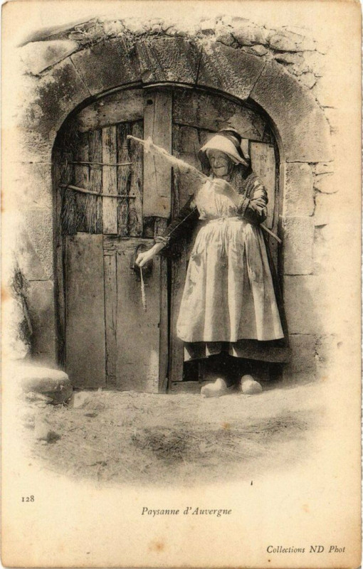 Carte postale ancienne Auvergne - Paysanne