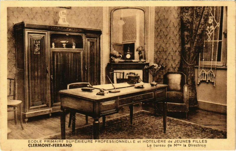 Carte postale ancienne Ecole de Jeunes Filles - Clermont-Ferrand - Bureau de la Directrice à Clermont-Ferrand