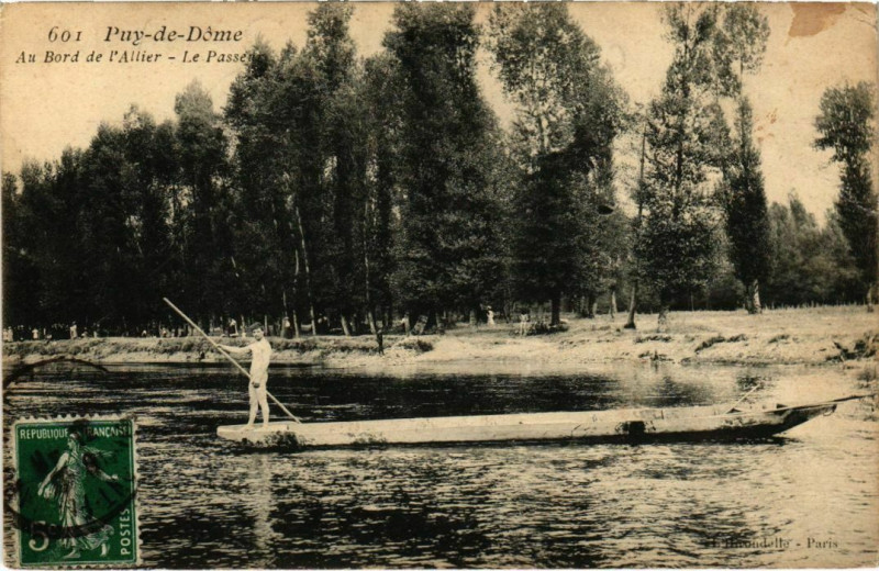 Carte postale ancienne Au Bord de l'Allier - Le Passeur