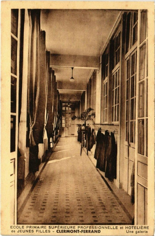 Carte postale ancienne Ecole de Jeunes Filles - Clermont-Ferrand - Une Galerie à Clermont-Ferrand