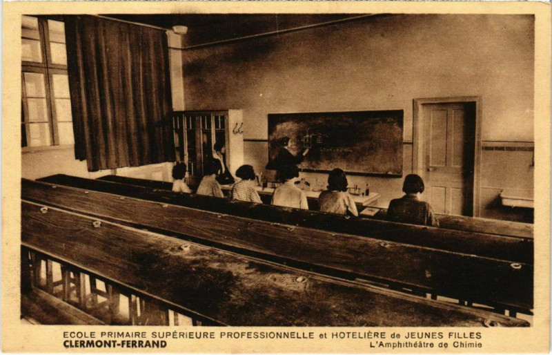 Carte postale ancienne Ecole de Jeunes Filles - Clermont-Ferrand - Amphitheatre de Chimie à Clermont-Ferrand
