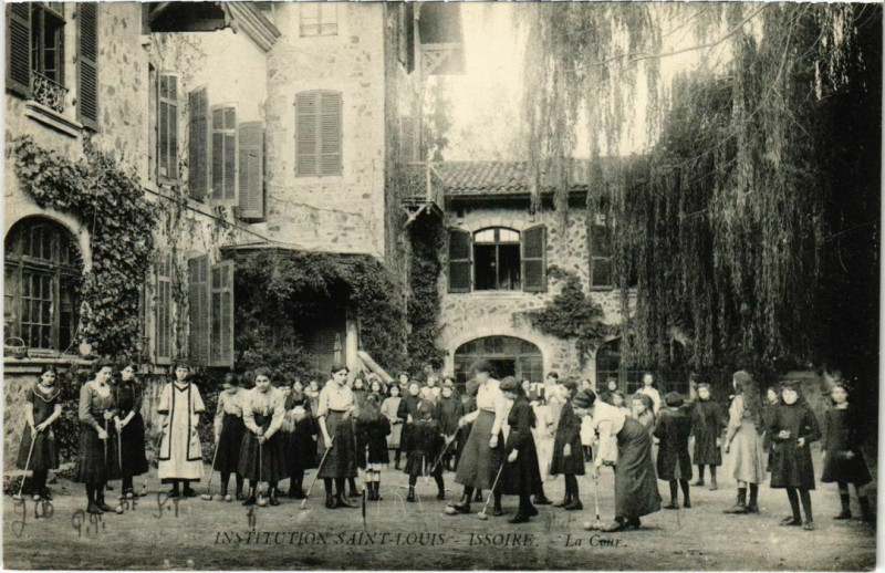 Carte postale ancienne Issoire - Inst. Saint-Louis la cour à Issoire