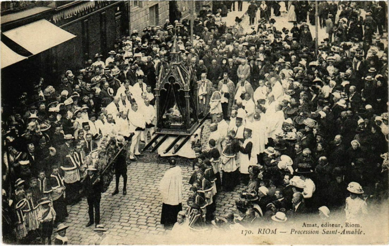 Carte postale ancienne Riom - Procession de Saint-Amable à Riom