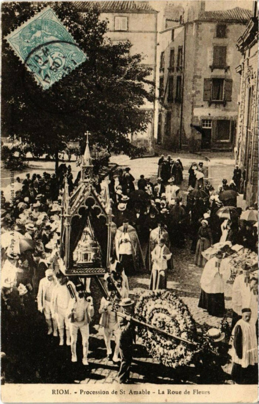 Carte postale ancienne Riom - Procession de Saint-Amable la Roue des Fleurs à Riom