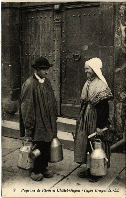 Carte postale ancienne Riom - Paysans à Riom