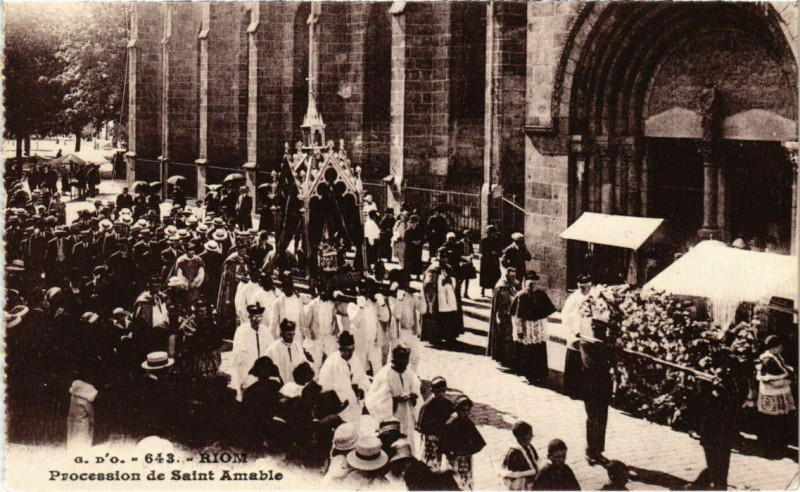 Carte postale ancienne Riom - Procession de Saint-Amable à Riom