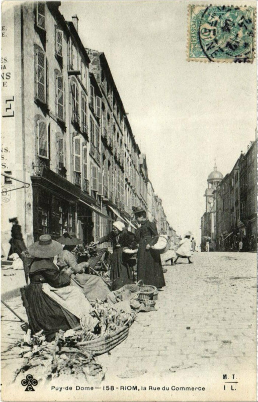 Carte postale ancienne Riom - Rue du Commerce à Riom