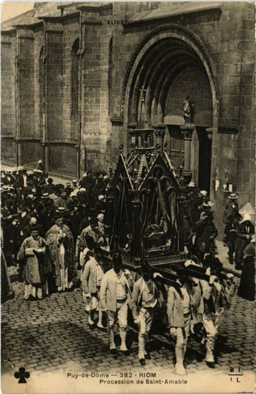 Carte postale ancienne Riom - Procession de Saint-Amable à Riom