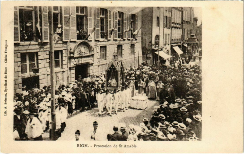 Carte postale ancienne Riom - Procession de Saint-Amable à Riom