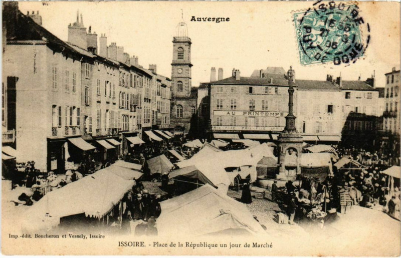 Carte postale ancienne Issoire - Place de la Republique un jour de Marché à Issoire