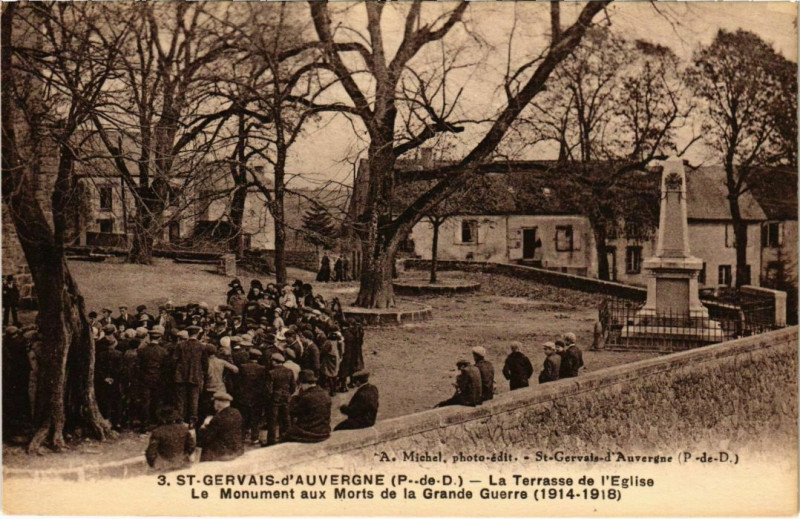 Carte postale ancienne Saint-Gervais-D'Auvergne - La Terrasse de l'Eglise monument aux morts à Saint-Gervais-d'Auvergne