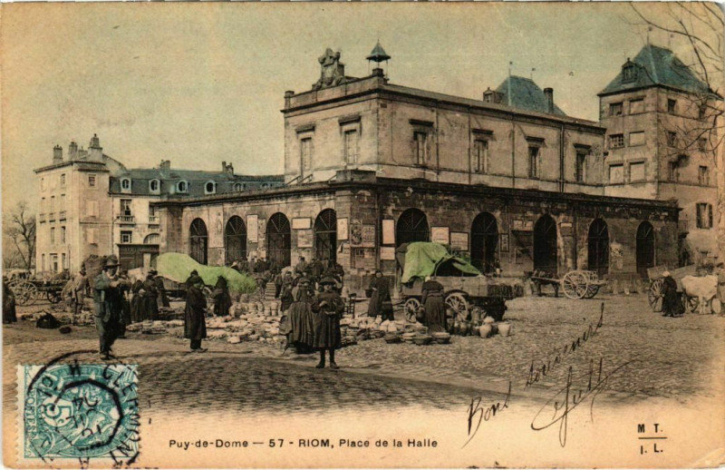 Carte postale ancienne Riom - Place de la Halle à Riom