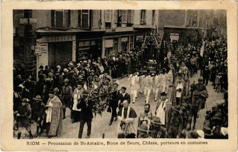 Carte postale ancienne Riom - Procession de Saint-Amable à Riom