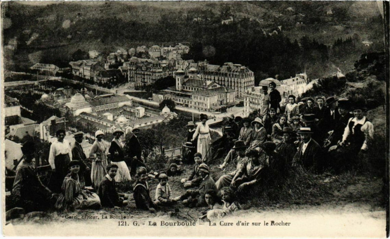 Carte postale ancienne La Bourboule - La Cure d'air sur le Rocher à La Bourboule