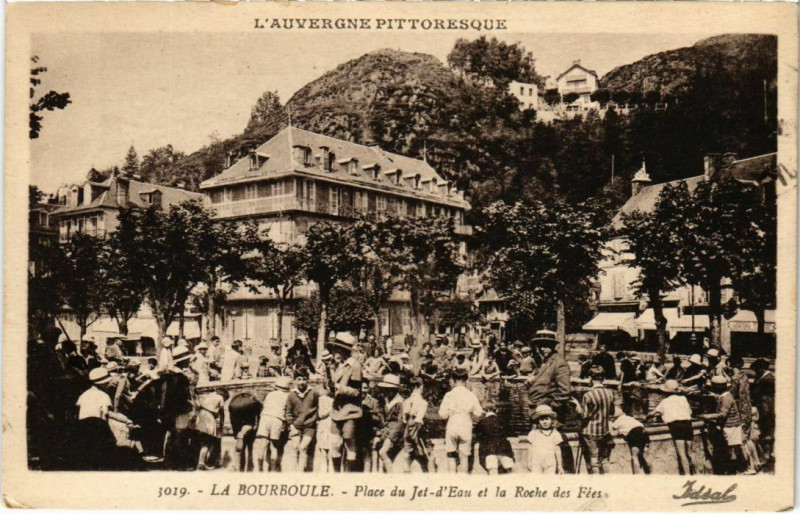 Carte postale ancienne La Bourboule - Place du Jet d'Eau et la Roche des Fées à La Bourboule