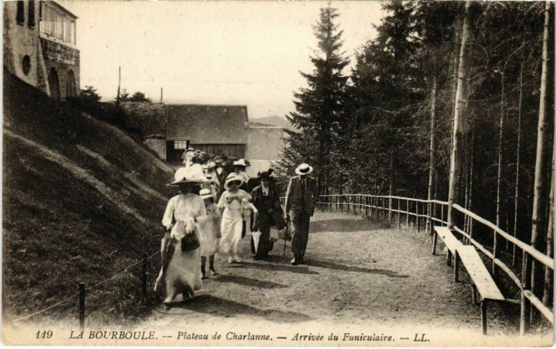 Carte postale ancienne La Bourboule - Plateau de Charlanne - Arrivée du Funiculaire à La Bourboule