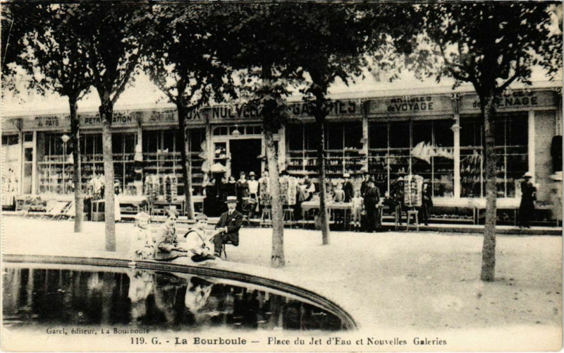 Carte postale ancienne La Bourboule - Place du Jet d'Eau et Nouvelle Galeries à La Bourboule