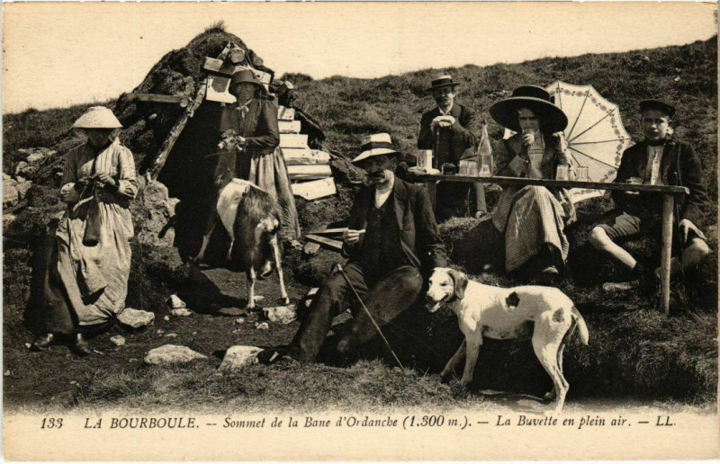 Carte postale ancienne La Bourboule - La Buvette en plein air au sommet à La Bourboule