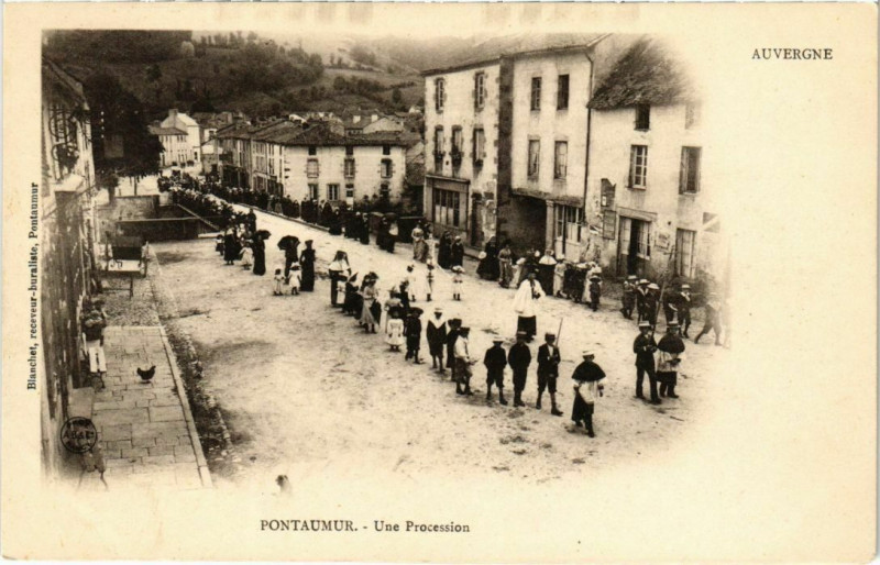 Carte postale ancienne Pontaumur - Une Procession à Pontaumur