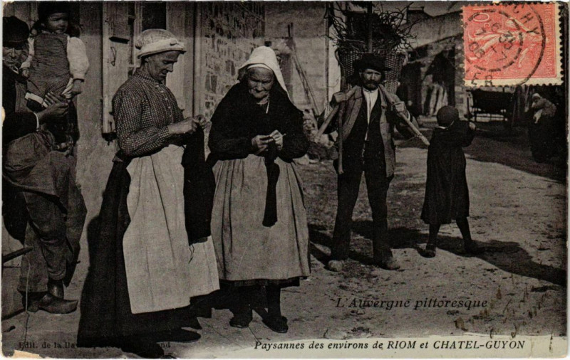 Carte postale ancienne Riom - Paysannes à Riom
