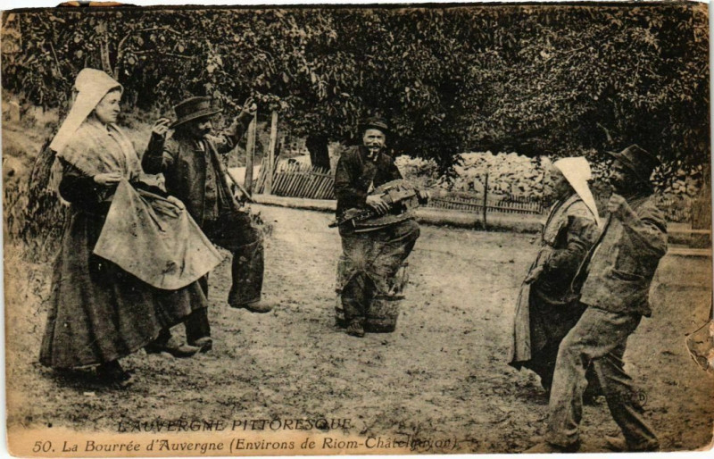 Carte postale ancienne Riom - La Bourrée d'Auvergne à Riom
