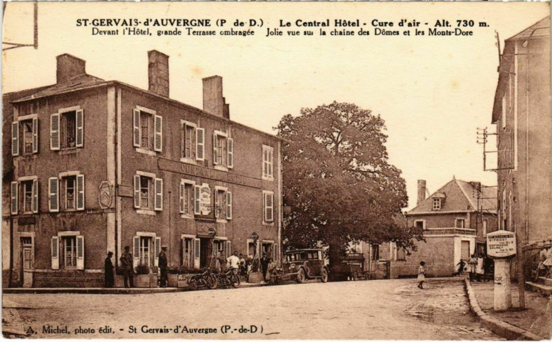 Carte postale ancienne Saint-Gervais-D'Auvergne - Le Central Hotel terrasse ombragée à Saint-Gervais-d'Auvergne