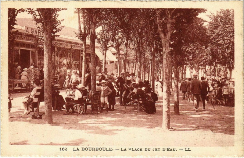 Carte postale ancienne La Bourboule - La Place du Jet d'Eau à La Bourboule