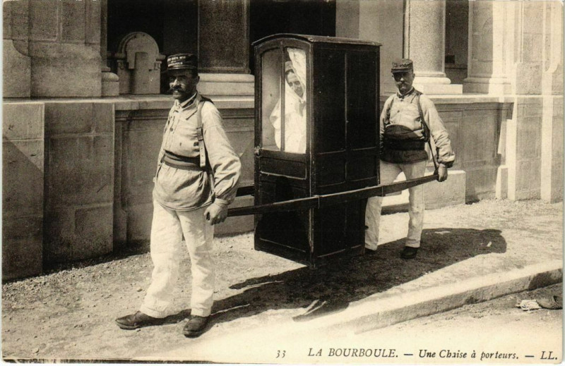 Carte postale ancienne La Bourboule - Une Chaise a porteurs à La Bourboule
