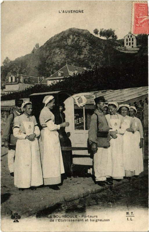 Carte postale ancienne La Bourboule - Porteurs de l'Etabl. et baigneurs à La Bourboule