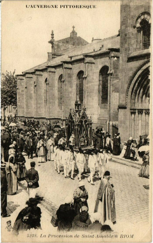Carte postale ancienne Riom - Procession de Saint-Amable à Riom