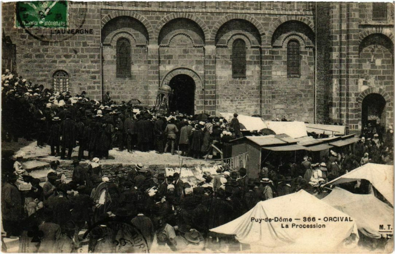 Carte postale ancienne Orcival - La Procession à Orcival