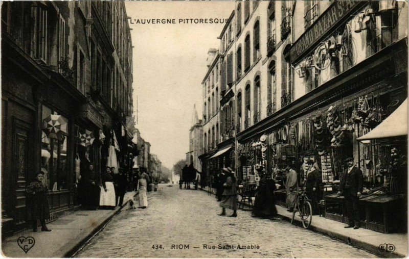 Carte postale ancienne Riom - Rue Saint-Amable à Riom