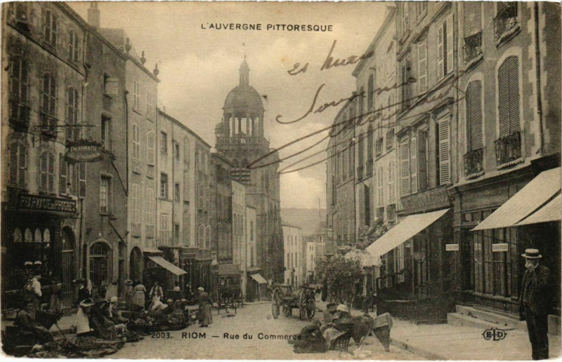 Carte postale ancienne Riom - Rue du Commerce à Riom