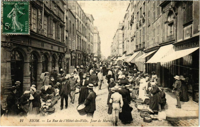 Carte postale ancienne Riom - Rue de l'Hotel de Ville jour de Marché à Riom