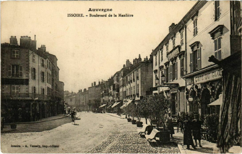 Carte postale ancienne Issoire - Boulevard de la Manliere à Issoire