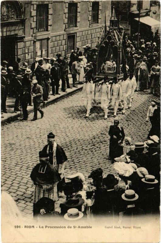 Carte postale ancienne Riom - Procession de Saint-Amable à Riom